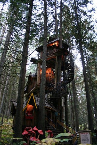 Three Tree Treehouse, en Revelstoke, Columbia Británica, Canadá