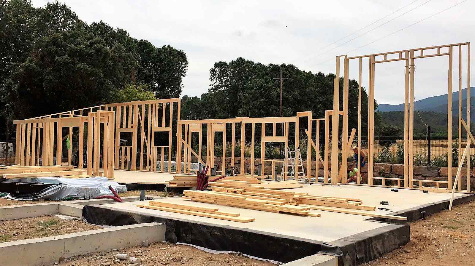 En qué consiste el sistema constructivo de casas de madera con entramado sencillo